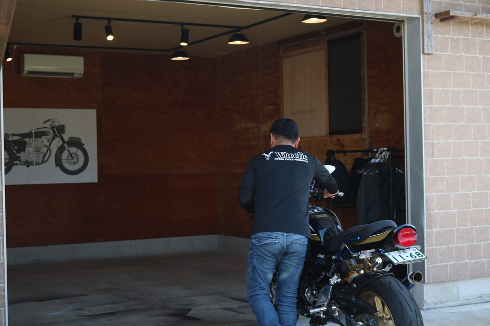 シャッターを開けてバイクを押し入れる